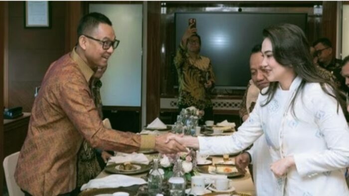 Foto Istimewa: (Gubernur Maluku Utara Saat Menghadiri Acara Alignment Forum Percepatan Program Listrik Desa Berkelanjutan)